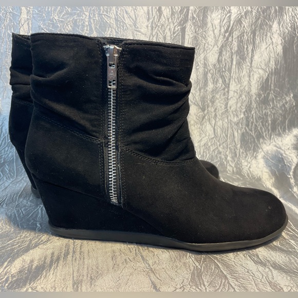 Aerosoles Misfit black scrunchy suede wedge ankle booties with side zipper - Picture 1 of 10